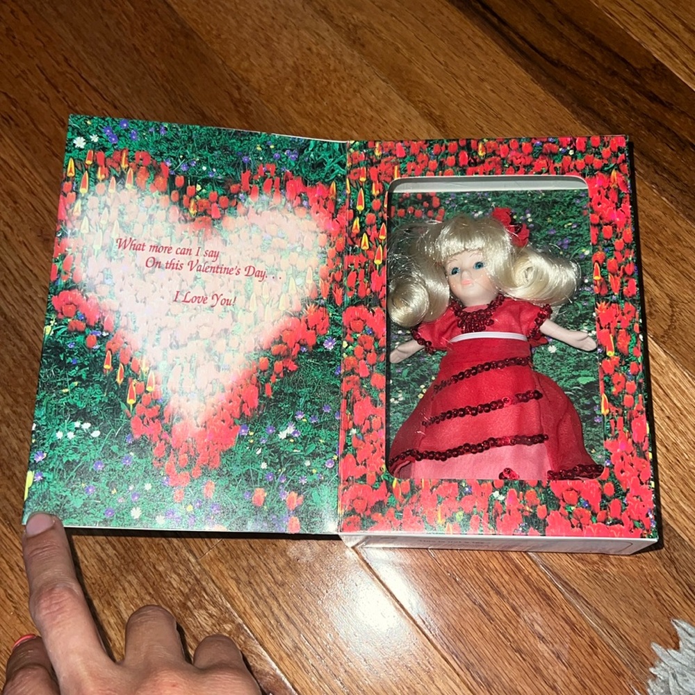 Marie Osmond Fine Porcelain “Valentine’s Day” Greeting Card Doll Limited Edition - Picture 2 of 5